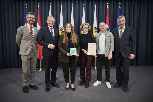 v. l. n. r.: Chorverbandspräsident Sebastian Aigner, Landeshauptmann Thomas Stelzer, Direktorin Martina Dallinger, Chorleiterin Barbara Knogler, Chorleiter Michael Ammer und Bildungsdirektor Alfred Klampfer. | Foto: Land Oberösterreich