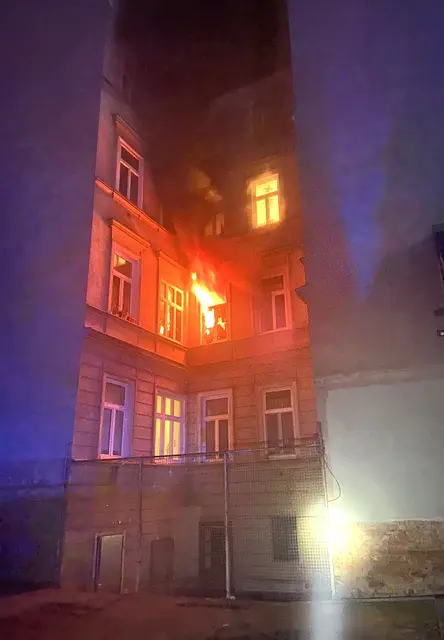 Bei einem Zimmervollbrand rettete die Feuerwehr in der Nacht auf Freitag insgesamt sechs Personen und einen Hund. | Foto: Berufsfeuerwehr Wien