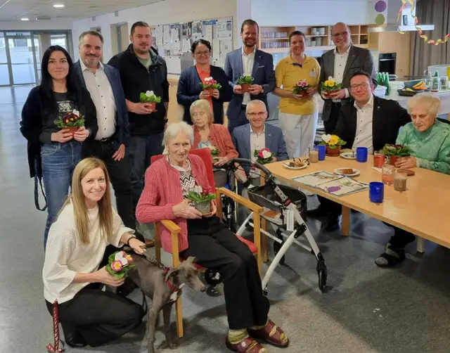 Am Valentinstag überbrachte das Team der VP Amstetten eine Aufmerksamkeit für die Bewohnerinnen und Bewohner des Pflege- und Betreuungszentrums (PBZ) | Foto: Wir Niederöstereicherinnen