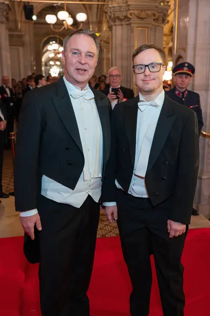 Vizekanzler und Bundesminister Andreas Babler (SPÖ) mit seinem Opernball-Gast Max Minichmayr. | Foto: APA-Images / Andreas Tischler
