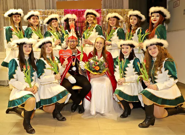 Am 14. Februar wird in Ebensee nicht nur Fasching, sondern auch der Valentinstag gefeiert: Deshalb gab es einen Blumengruß für die amtierende Prinzessin. | Foto: Hörmandinger
