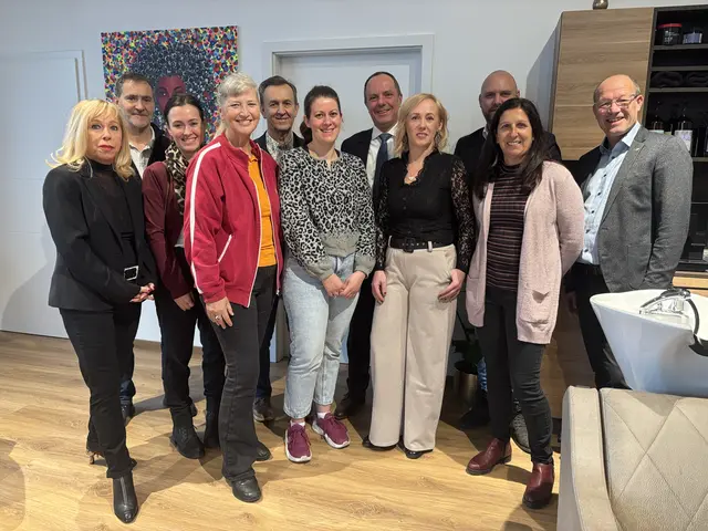 Zu Gast bei Daniela Baumann (3. v. r.) im Salon CoiffeurIela in Gleisdorf waren unter anderem Stadtmarketing-Chef Gerwald Hierzi (vorne, r.) und Bürgermeister Christoph Stark (hinten, 2. v. r.) | Foto: MeinBezirk/Bernhard Engelmann