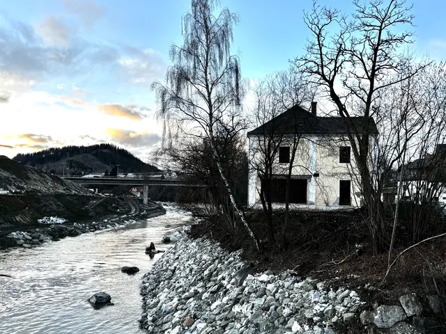 Die Villa Magdalena liegt direkt neben der Mur.  | Foto: MeinBezirk/Julia Gerold