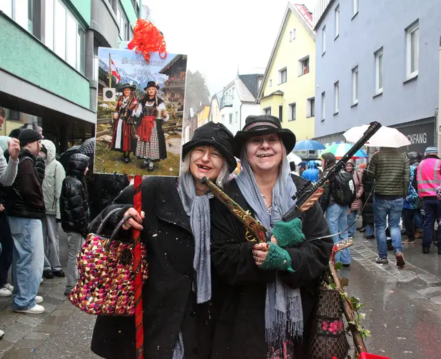 Als verbale Schützinnen, bewaffnet mit Humor, Wortspitzen und Ironie, treffen die Ratschweiber mitten ins Schwarze.