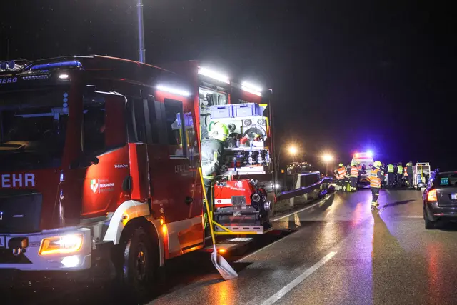 Ein 20-jähriger Lenker kracht nach einem Überholmanöver mit seinem Pkw gegen die Leitschiene über die A8.