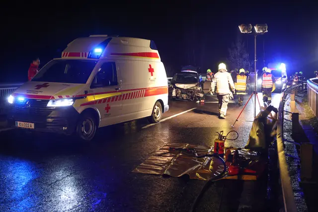 Ein 20-jähriger Lenker kracht nach einem Überholmanöver mit seinem Pkw gegen die Leitschiene über die A8.