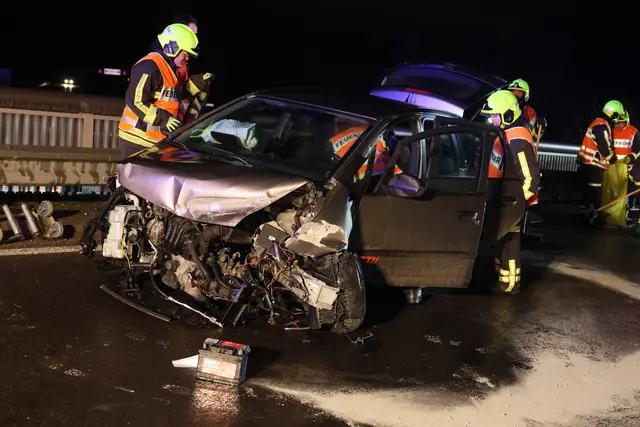 Ein 20-jähriger Lenker kracht nach einem Überholmanöver mit seinem Pkw gegen die Leitschiene über die A8.