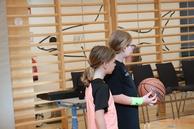Jona und Gregi gaben Basketball-Tipps. | Foto: Edith Ertl