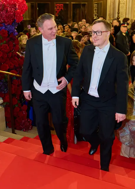 Vizekanzler und Bundesminister Andreas Babler (SPÖ, l.) mit seinem Opernball-Gast Max Minichmayr. | Foto: APA-Images / Starpix