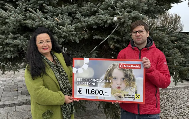 Zweite Spendenübergabe: Stellvertretend für ihren Sohn nahm Susanna Astleitner die Spende in der Höhe von 11.600 Euro von MeinBezirk-Perg-Redaktionsleiter Michael Köck entgegen. | Foto: MeinBezirk Perg/Huber