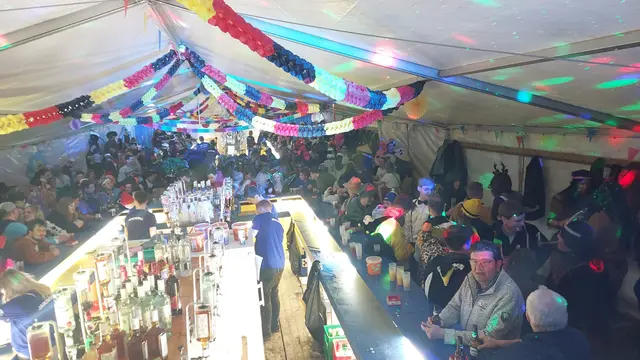 Ausgelassene Stimmung im Partyzelt. | Foto: FF Jainzen