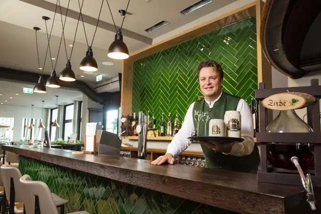 Robert Grossauer bietet Bier um 1,50 Euro an. | Foto: Gösser Bräu