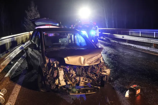 Ein 20-jähriger Lenker kracht nach einem Überholmanöver mit seinem Pkw gegen die Leitschiene über die A8.