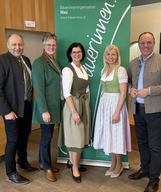 Kammerobmann Sepp Wumbauer, Landesbäuerin Viktoria Brandner, Bezirksbäuerin Ursula Reiter, Stellvertreterin Nicole Karner und Gleisdorfs Bürgermeister Christoph Stark (v. l.) | Foto: Andrea Windhaber