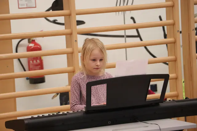 Sophia (8) lernt sein eineinhalb Jahren Klavier. Auf der Show-Bühne spielte sie den Wanzentanz. | Foto: Edith Ertl