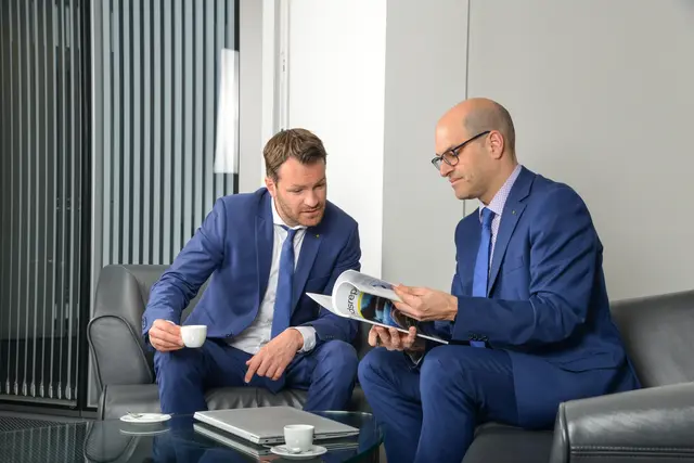 René Zisser und Martin Miessbacher vom Kompetenzteam Veranlagung der Raiffeisenbank Zirbenland. | Foto: RB/Anita Hartleb