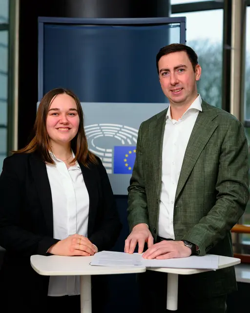 Studentin Anja Brandstätter gemeinsam mit EU-Politiker Alexander Bernhuber. | Foto: Martin Lahousse