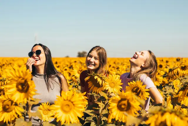 Gemeinsam lachen, füreinander da sein, zueinander stehen: Was wäre ein Leben ohne gute Freundinnen oder gute Freunde? | Foto: Unsplash/Antonino Visalli