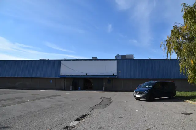 Die Halle wirkt aktuell verlassen und heruntergekommen. Bis auf eine kaputte Abdeckung, sollen vor Ort aber keine Mängel bekannt sein.  | Foto: Lukas Ipirotis/MeinBezirk