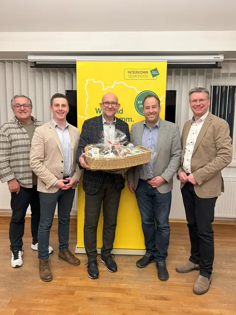 Dank an Roland Datler für sein langjähriges Engagement: Obmann-Stellvertreter Werner Scheidl, Florian Hutter, Roland Datler, Obmann Patrick Layr und Kassier Christian Laister (v.l.) | Foto: Verein Interkomm Waldviertel
