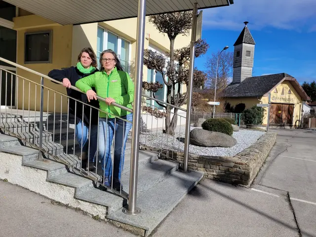 Die beiden grünen Gemeinderätinnen Franziska Zahornicky und Yasmin Dorfstetter auf den Stufen zur ehemaligen Raika in Ollern. | Foto: Die Grünen