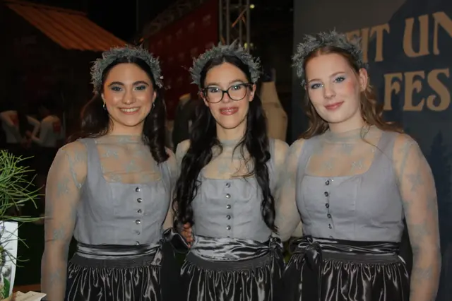 In Dirndl und Lederhose fanden sich rund 16.000 Besucherinnen und Besucher beim 75. steirischen Bauernbundball in der Grazer Stadthalle ein.  | Foto: MeinBezirk/Paul Urbanek