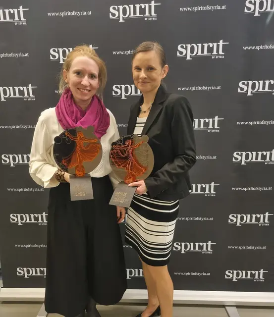 Johanna Irrgeher und Sandra Schlögl (v. l.) überzeugten beim „Spirit Award for Women in Science 2026“. | Foto: Privat