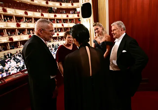 Bundespräsident Alexander van der Bellen, Doris Schmidauer und Hans-Peter Haselsteiner. | Foto: APA-Images / APA / ROLAND SCHLAGER