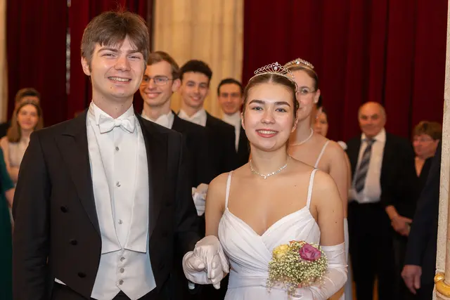 Eröffnet wurde der Ball traditionsgemäß von Thomas Schäfer-Elmayer gemeinsam mit dem Jungdamen- und -herrenkomitee. | Foto: René Brunnhölzl/MeinBezirk