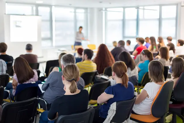 Schüler der Anerkannten Europäischen Schule Tirol lernen neben Deutsch auch weitere Sprachen und erleben täglich, wie Mehrsprachigkeit kulturellen Austausch und gemeinsames Lernen fördert. | Foto: smarterpix (Symbolbild)