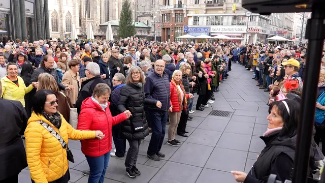 Neben der traditionellen Eröffnung der Ballsaison am 11. November laden die Wiener Tanzschulen mittlerweile auch zum Abschluss am Faschingsdienstag. (Archiv) | Foto: Max Spitzauer/MeinBezirk