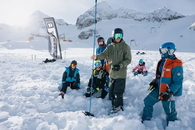 Sicher unterwegs im Gelände: Beim Nachwuchsevent „Safety Shredders“ lernen Kinder und Jugendliche den richtigen Umgang mit Lawinenausrüstung und alpinen Gefahren. | Foto: Flat Sucks