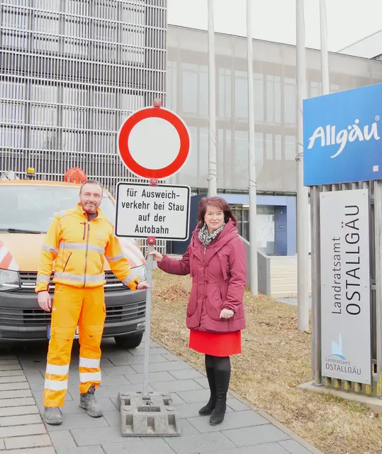 Landrätin Maria Rita Zinnecker und Kreisbauhof-Mitarbeiter Michael Hofer mit den neuen Verkehrsschildern, welche die beschränkten Durchfahrtsverbote gegen den staubedingten Ausweichverkehr von der A 7 im südlichen Ostallgäu kennzeichnen. | Foto: Landkreis Ostallgäu/Benjamin Schäling