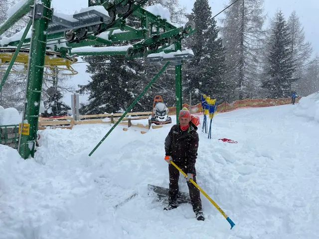 Betriebsleiter Michael Assinger beim revitalisierten Zirmach-Lift im Einsatz. | Foto: Heidi Alm Falkert