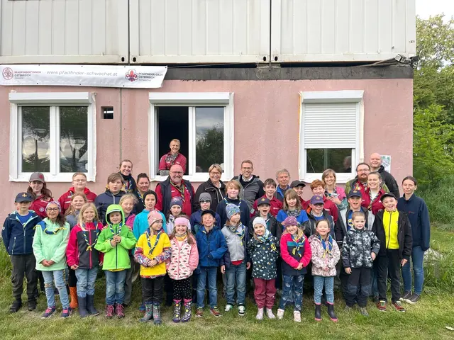 Die Kinder und Jugendlichen vor dem aktuellen Pfadfinderheim am Standort in Rannersdorf. | Foto: Stadtgemeinde Schwechat