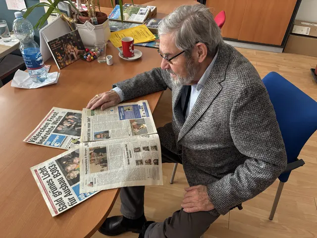 Der Bürgermeister im Jahr 2006 Helmut Wunderl blickt mit uns in eine der damaligen Bezirksblätter oder damals noch NÖ Anzeiger. | Foto: Alexandra Goll