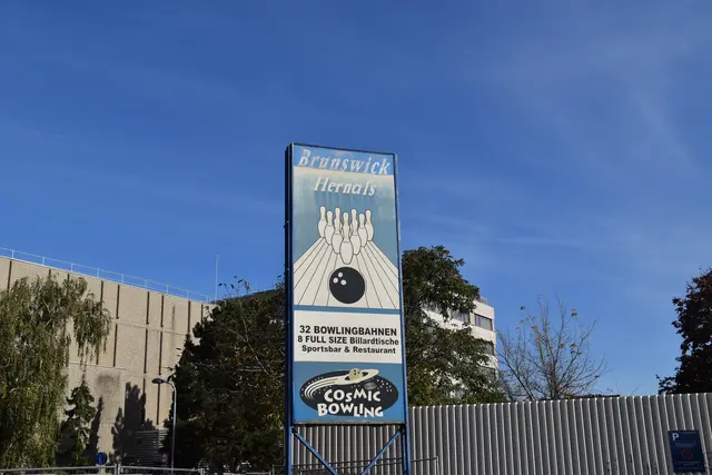 Der Phoenix Bowling Park macht schon lange keinen guten Eindruck mehr. Seit dem Sommer letzten Jahres gibt es nun schon keinen Betrieb mehr.  | Foto: Lukas Ipirotis/MeinBezirk