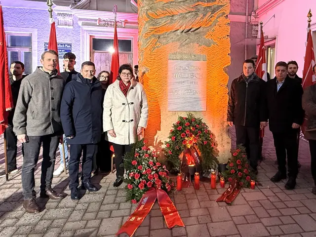 Die SPÖ-Regionalorganisation Leoben-Eisenerz versammelte sich auch heuer wieder am Koloman-Wallisch-Platz, um ein Zeichen gegen das Vergessen zu setzen.  | Foto: Maria Danmayr