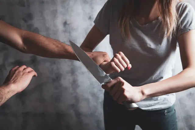 Im Zuge der Streitigkeiten habe die Frau ihren Mann mit einem Messer am Handrücken verletzt und ihn mit dem Umbringen bedroht. (Symbolfoto) | Foto: stock.adobe.com/at/Artvibe 