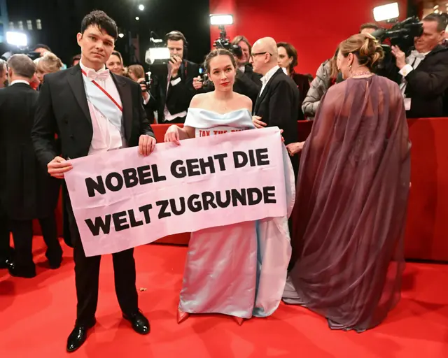 Zusätzlich präsentierte sie ein Banner mit der Botschaft "Nobel geht die Welt zugrunde". | Foto: APA-Images / APA / HELMUT FOHRINGER