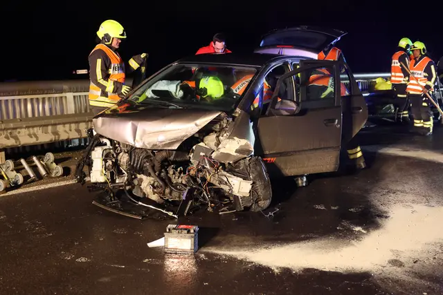 Ein 20-jähriger Lenker kracht nach einem Überholmanöver mit seinem Pkw gegen die Leitschiene über die A8.