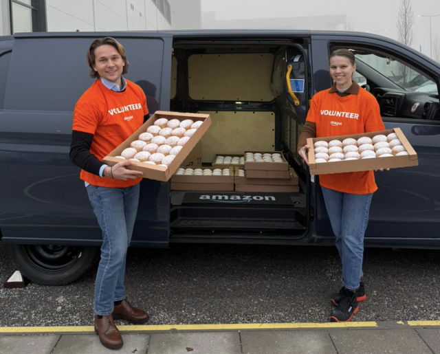 Die beiden Shift-Manager des Amazon-Verteilzentrums in Klagenfurt Felix Florian (links im Bild) und Lidija Ivancic beladen die Vans für die Auslieferung der Krapfen. | Foto: Amazon Österreich