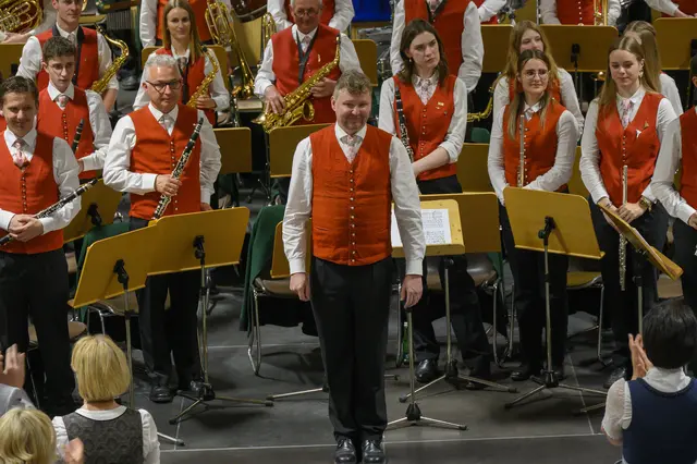 Christian Berchthaler, der Kapellmeister der Bürgermusik Tamsweg, beim Osterkonzert 2025. | Foto: Peter Bolha