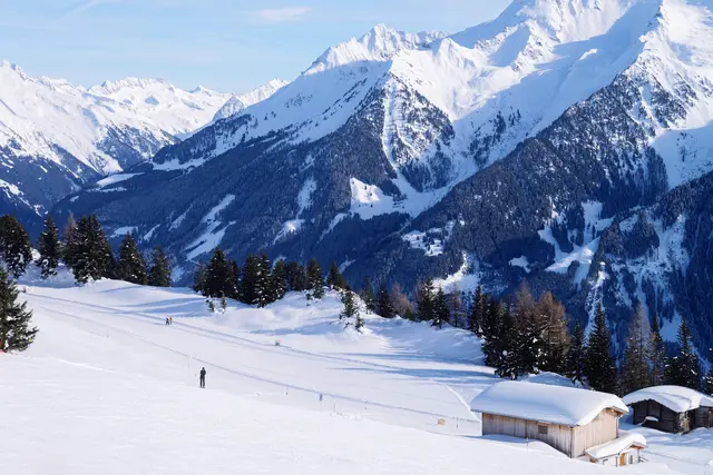 Nach einem Skiunfall im Skigebiet Penken in Schwendau befindet sich eine 60-jährige Deutsche im künstlichen Koma. Die zweitbeteiligte Person flüchtete vom Unfallort. Die Polizei bittet um sachdienliche Hinweise. | Foto: smarterpix/erix2005