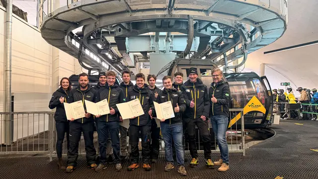 Gleich acht Lehrlinge haben die Lehrabschlussprüfung zum Seilbahntechniker in Hallein erfolgreich absolviert. | Foto: Kovacsics