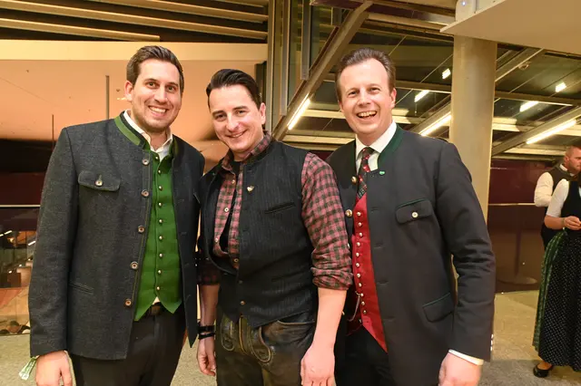 Prominententreffen: Staatssekretär Alexander Pröll, Schlagerstar Andreas Gabalier und Landesrat Karlheinz Kornhäusl (v.l.) | Foto: MeinBezirk/Alois Lipp