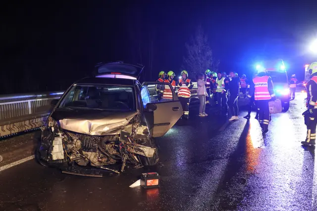 Ein 20-jähriger Lenker kracht nach einem Überholmanöver mit seinem Pkw gegen die Leitschiene über die A8.