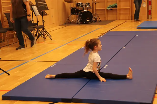 Thea (8) zeigte eine beachtliche Turnvorführung, samt Spagat und Kerze. | Foto: Edith Ertl