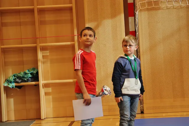 Leo (links) errang bei der Schulski-Meisterschaft in seiner Altersklasse den 1. Platz und zeigte stolz seinen Pokal den Mitschülern. | Foto: Edith Ertl