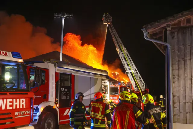 Die Polizei nimmt die Ermittlung auf, die Brandursache ist noch nicht bekannt.  | Foto: laumat/Matthias Lauber